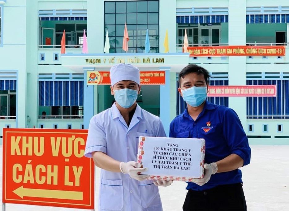 Anh Phan Văn Đức chuyển tặng khẩu trang y tế cho lực lượng làm nhiệm vụ tại Trạm Y tế thị trấn Hà Lam (Thăng Bình). Ảnh: P.Đ