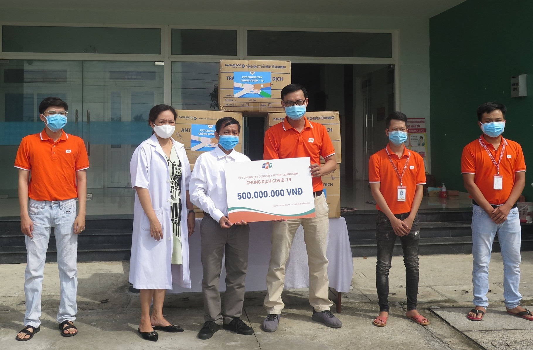 Đại diện FPT trao tặng dụng cụ bảo hộ đến đội ngũ nhân viên y tế Quảng Nam. Ảnh: X.H