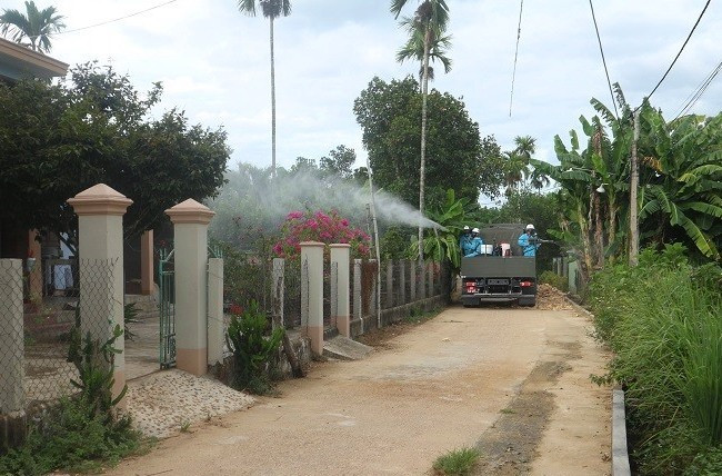 Tiểu đoàn hóa học 78 - Quân khu 5 phun tiêu độc khử trùng ở khu vực tổ 9 (khối phố Phước Mỹ, thị trấn Nam Phước). Ảnh: TUYẾT MAI