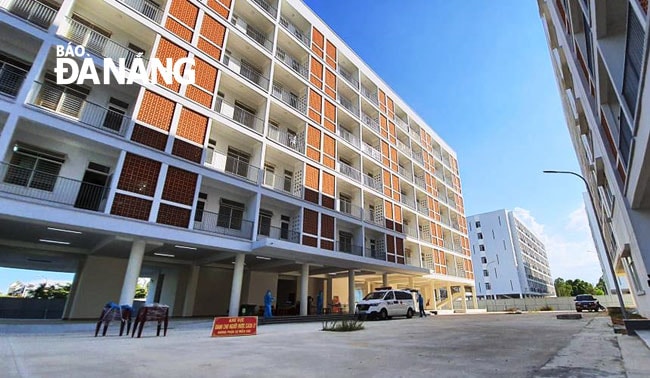 Đà Nẵng thành lập thêm các khu cách ly tập trung để tiếp nhận, theo dõi các trường hợp tiếp xúc gần với bệnh nhân nhiễm Covid-19. Trong ảnh: Khu Ký túc xá phía Tây thành phố hiện đang tiếp nhận 950 trường hợp F1. Ảnh: PHAN CHUNG