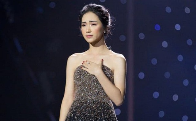 Ca sĩ Hòa Minzy bị phạt 7,5 triệu đồng vì đưa tin sai sự thật về Covid-19.