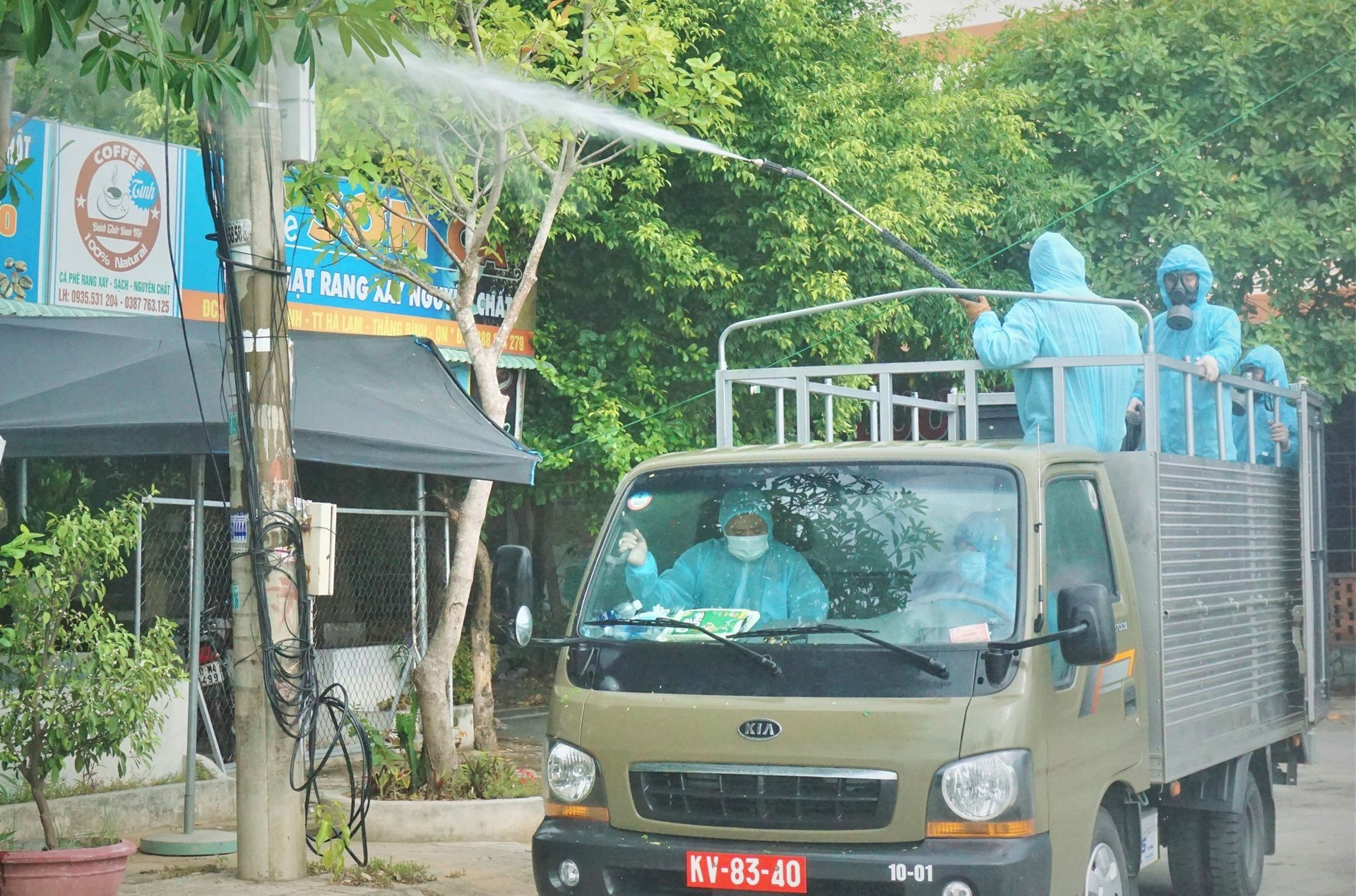 Lực lượng quân đội phun hóa chất khử khuẩn Covid - 19 tại khu dân cư Lưu Minh. Ảnh: BIÊN THỰC