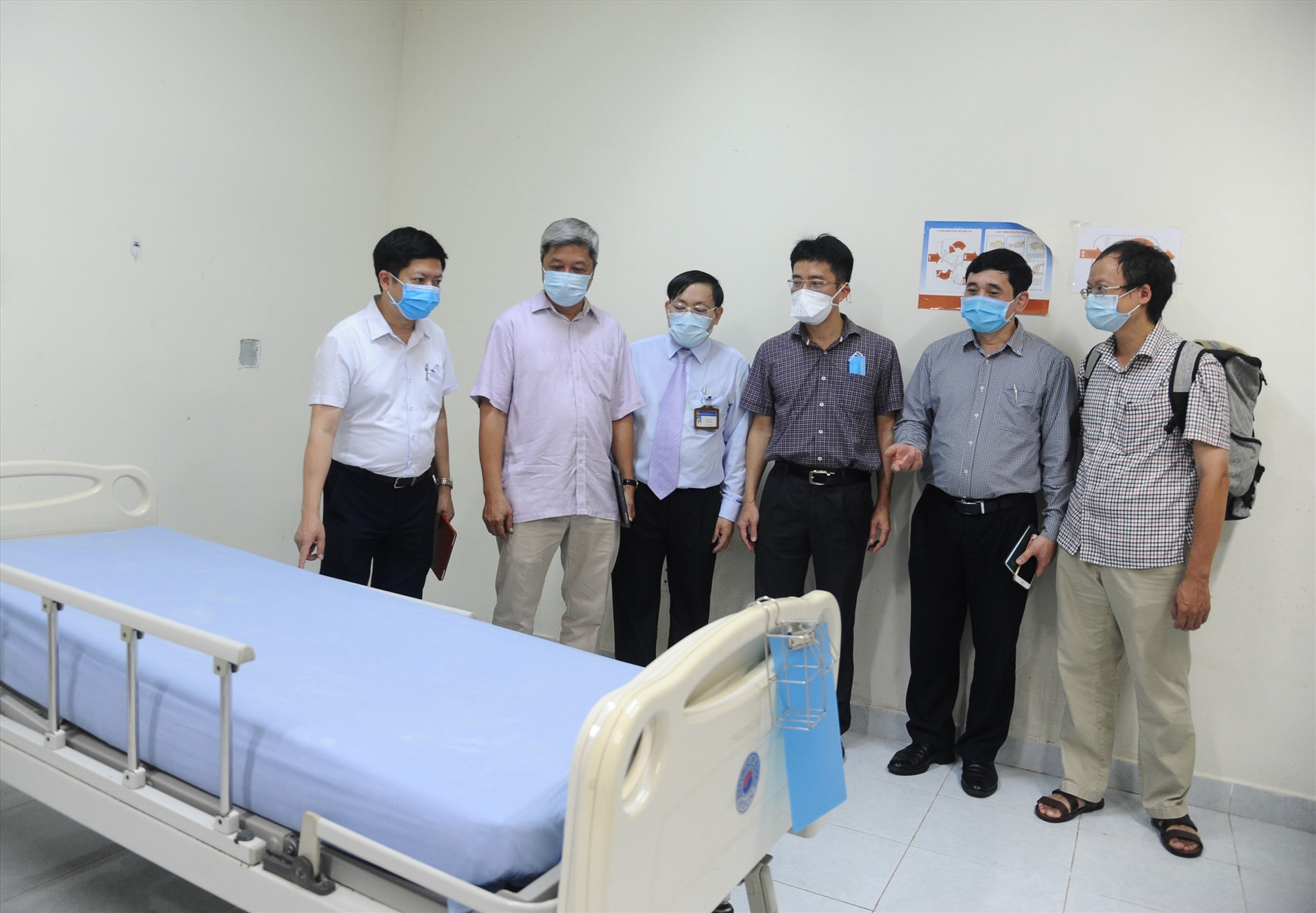 Đoàn công tác của Bộ Y tế đi kiểm tra công tác chuẩn bị tiếp nhận bệnh nhân Covid-19 tại Bệnh viện Đa khoa Trung ương Quảng Nam. Ảnh: PHAN VINH