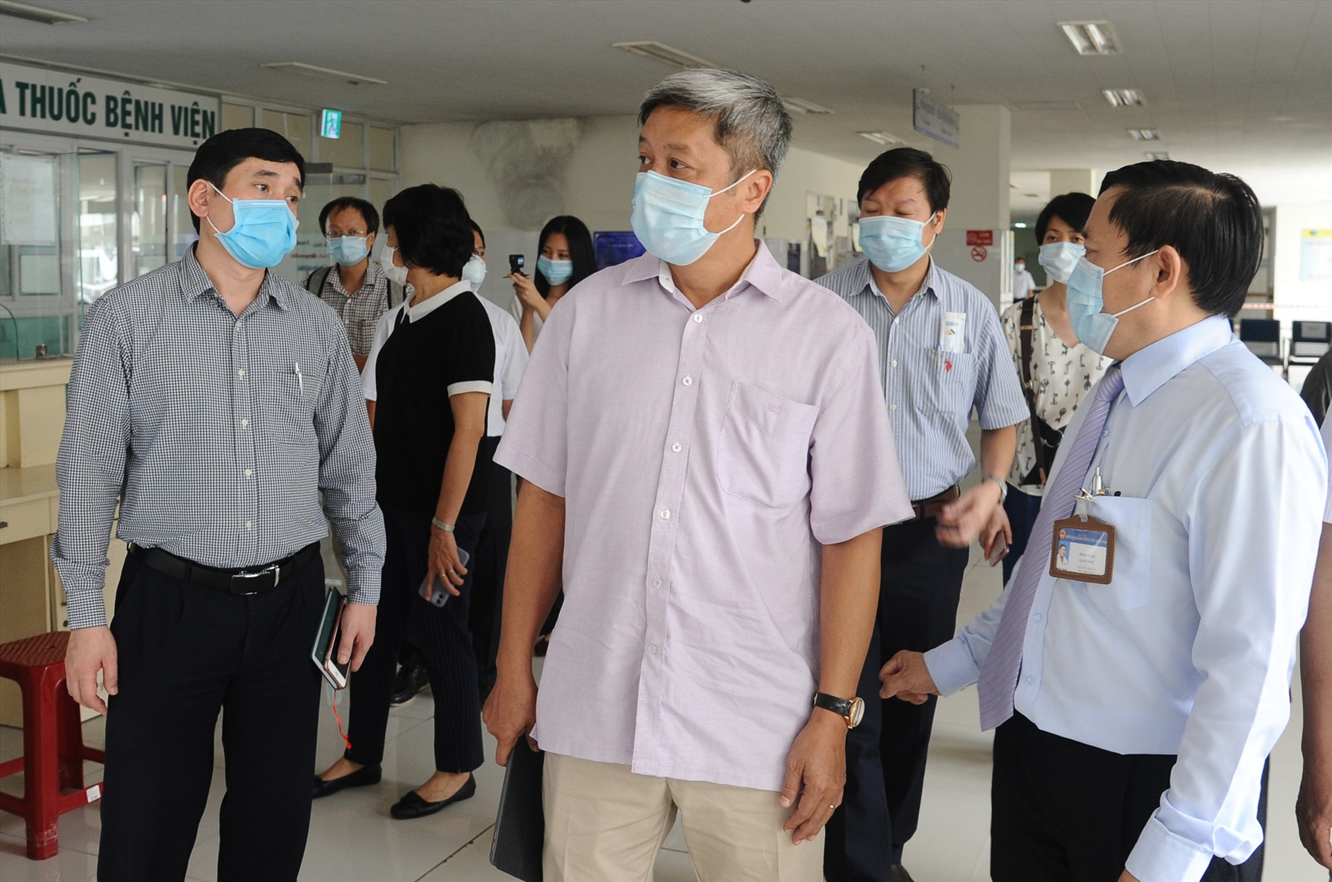 Thứ trưởng Bộ Y tế Nguyễn Trường Sơn (giữa) khẳng định, Bệnh viện Đa khoa Trung ương Quảng Nam là tuyến đầu chống dịch ở miền Trung. Ảnh: PHAN VINH