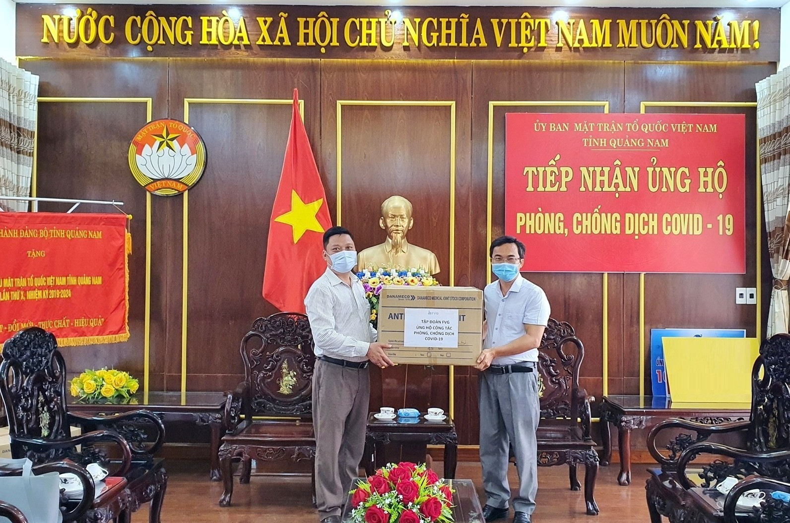 Đại diện Tập đoàn FVG (bên trái) trao tặng vật tư y tế cho Ủy ban MTTQ Việt Nam tỉnh. Ảnh: C.T