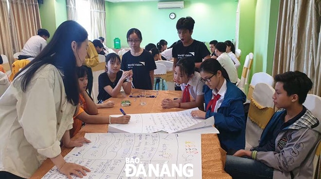 Nhóm trẻ nòng cốt tham gia tập huấn về kiến thức, kỹ năng phòng chống xâm hại tình dục trên môi trường mạng. (Ảnh chụp năm 2019) Ảnh: PHONG LAN