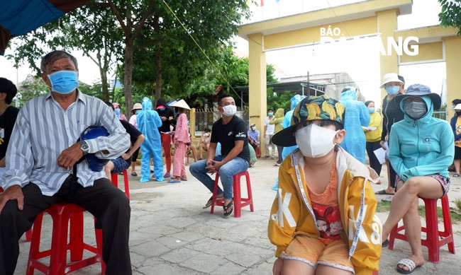 Mọi người chấp hành nghiêm túc giữ khoảng cách trong phòng, chống dịch.