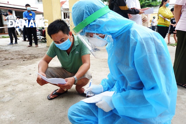 Số lượng mẫu lấy nhiều nên nhân viên y tế phải chủ động đến lấy thông tin cho kịp