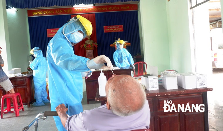 và dịch hầu họng để xét nghiệm tác nhân SARS-CoV-2.