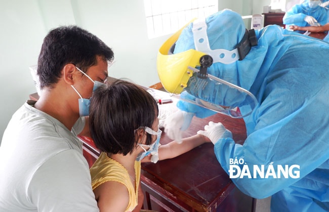 Người dân được lấy mẫu máu