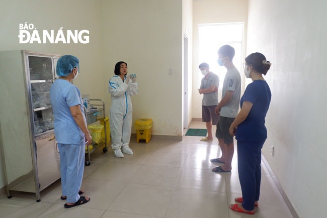Đà Nẵng đang rất cần sự hỗ trợ nhân lực y tế từ các địa phương để phòng, chống dịch. Trong ảnh: Nhân viên y tế khoa Kiểm soát nhiễm khuẩn, Bệnh viện Bạch Mai Hà Nội hướng dẫn nhân viên Bệnh viện dã chiến Hòa Vang các biện pháp kiểm soát lây nhiễm tại cơ sở y tế. Ảnh: PHAN CHUNG