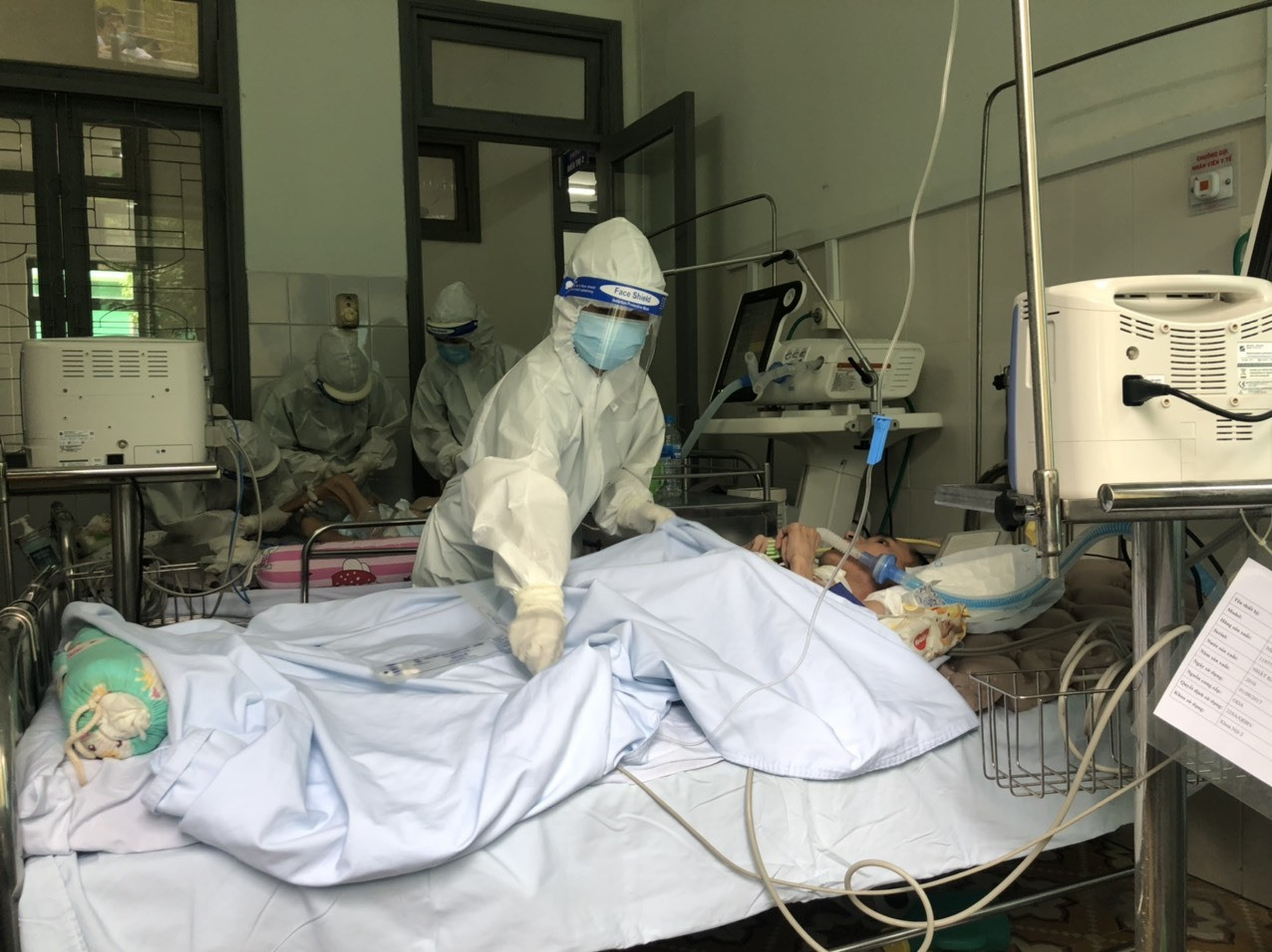 Đội ngũ nhân viên y tế của Bệnh viện Đa khoa miền núi phía Bắc Quảng Nam điều trị ban đầu cho các bệnh nhân Covid-19 trước khi chuyển đến Bệnh viện Đa khoa Trung ương Quảng Nam. Ảnh: T.MƯỜI