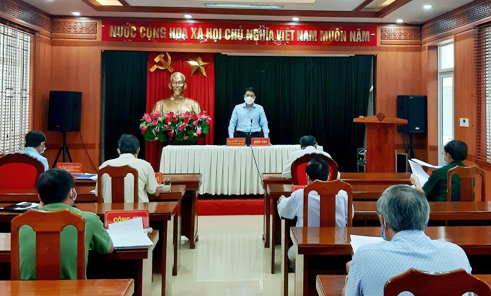 Phó Chủ tịch UBND tỉnh Trần Văn Tân phát biểu chỉ đạo tại cuộc làm việc với lãnh đạo huyện Duy Xuyên vào sáng nay 4.8. Ảnh: T.S
