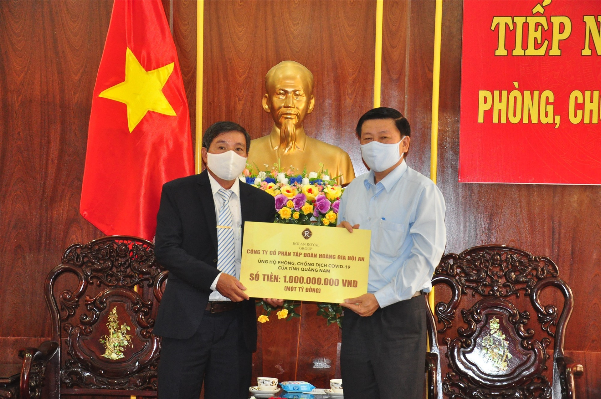 Đại diện Công ty CP Hoàng Gia trao biểu trưng ủng hộ 1 tỷ đồng cho lãnh đạo Ủy ban MTTQ Việt Nam tỉnh. Ảnh: VINH ANH