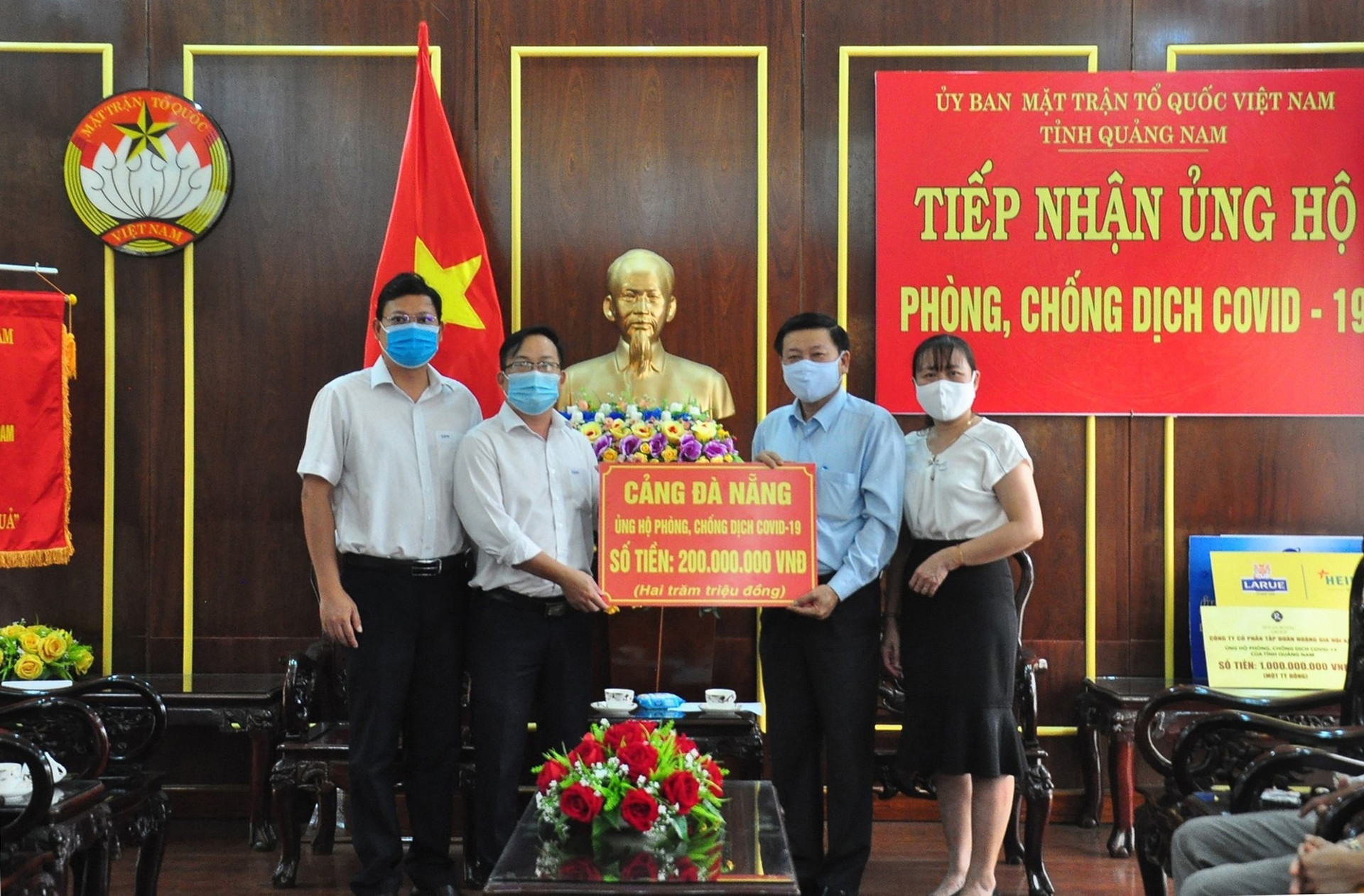 Cảng Đà Nẵng ủng hộ 200 triệu đồng cho Quảng Nam phòng chống dịch Covid-19. Ảnh: VINH ANH