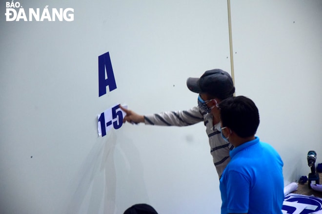 Dán số đánh dấu phòng bệnh dã chiến. Ảnh: TRỌNG HUY