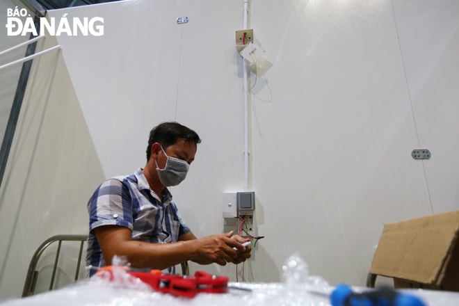 Hệ thống điện đang được hoàn thiện. Ảnh: TRỌNG HUY
