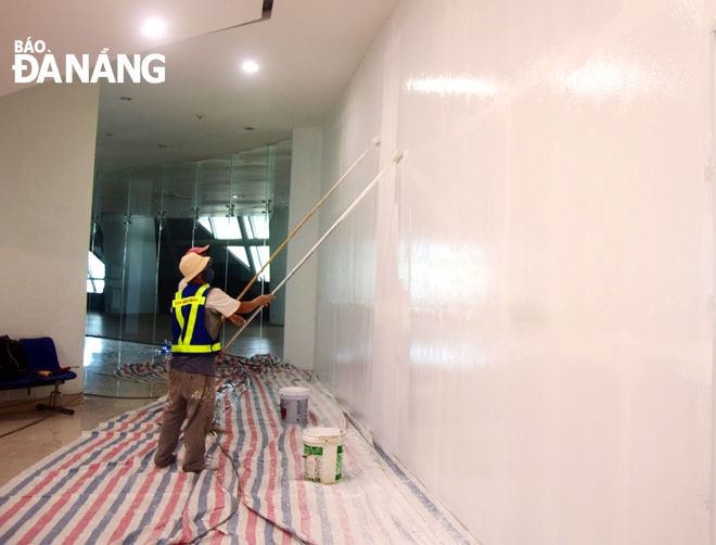 Các công đoạn cuối cùng được thực hiện khẩn trương để kịp tiến độ. Ảnh: TRỌNG HUY