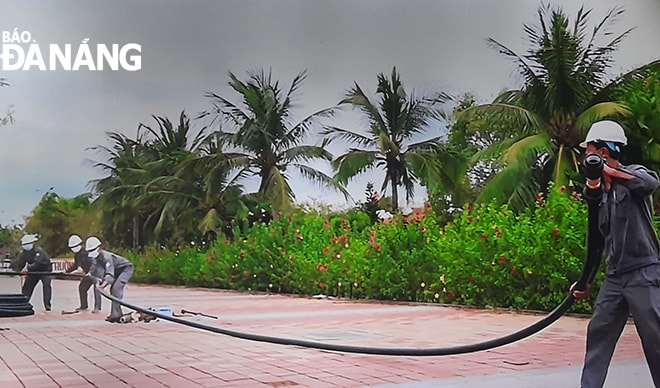 Sáng ngày 5-8. công nhân Xí nghiệp Cấp nước Hải Châu (Dawaco) khẩn trương thi công đường ống cấp nước bổ sung phục vụ hoạt động của Bệnh viện dã chiến Tiên Sơn. Ảnh: TRIỆU TÙNG