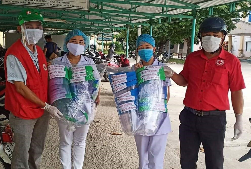Hội Chữ thập đỏ Duy Hòa trao mũ chống giọt bắn cho cơ sở y tế. Ảnh: C.T.Đ
