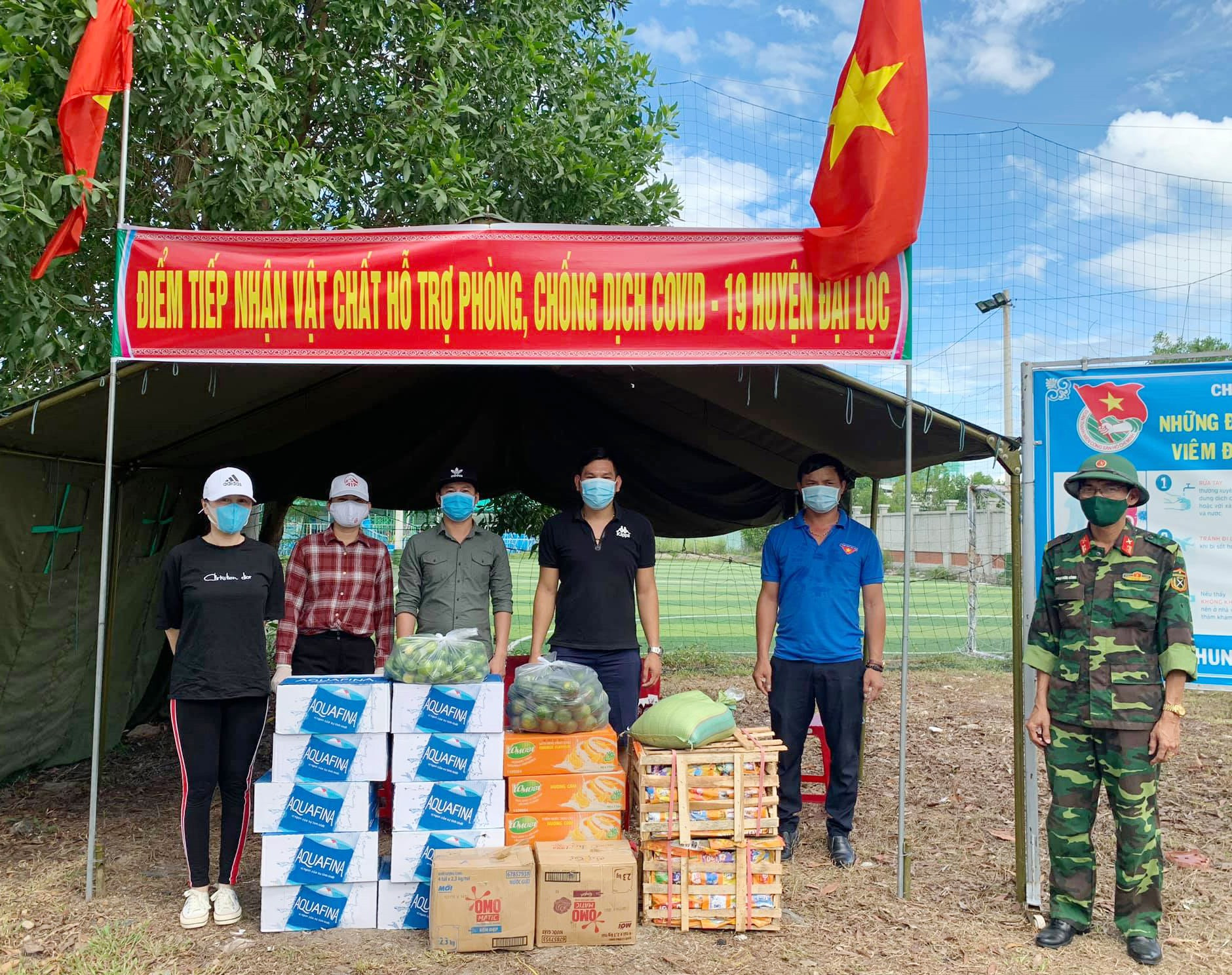 Điểm tiếp nhận hỗ trợ lương thực, vật tư, nhu yếu phẩm tại Cơ quan Quân sự huyện Đại Lộc. Ảnh: H.L