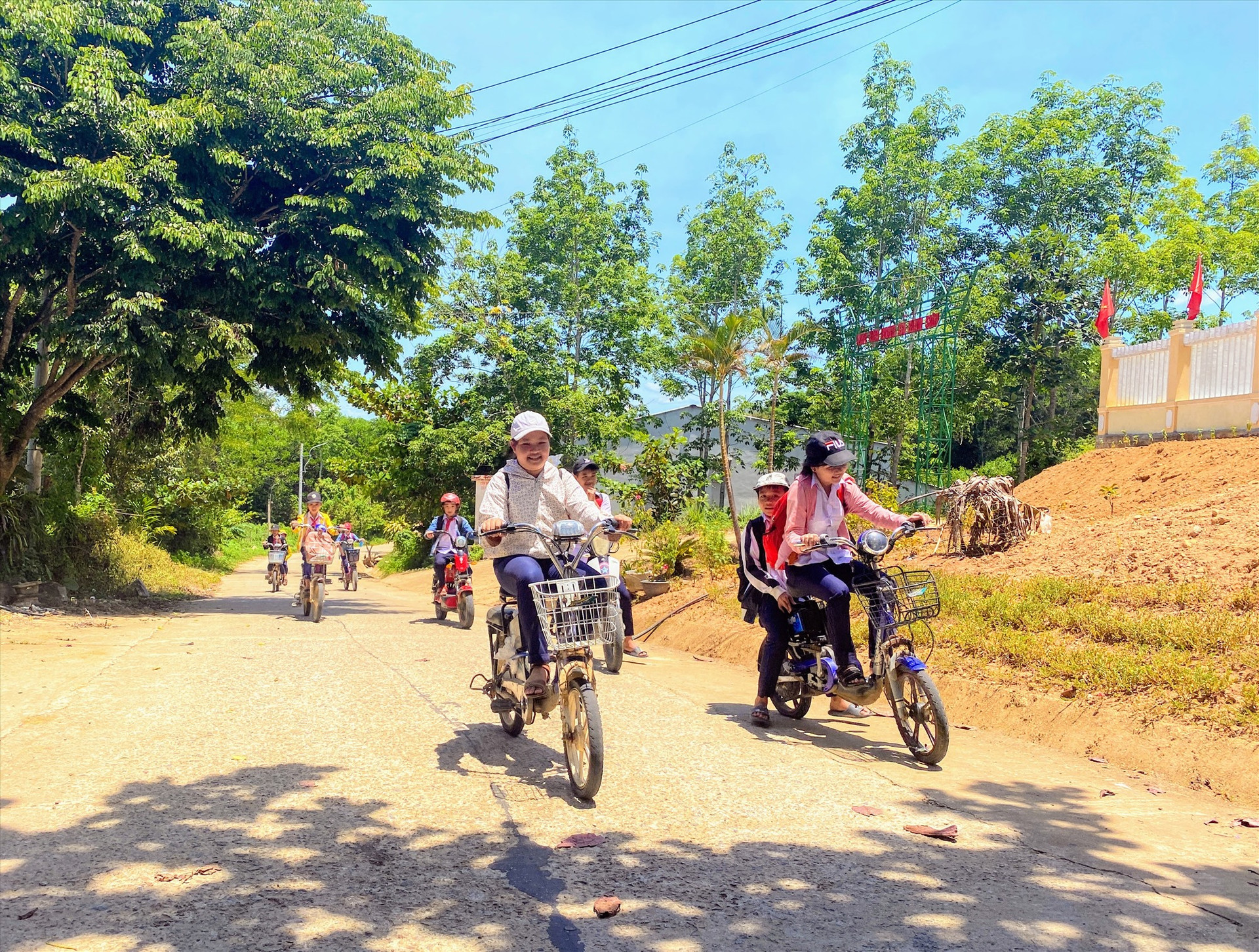 Trẻ em Bình Sơn đi học từ đường nông thôn mới. Ảnh: TẤN SỸ