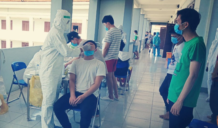 Trung tâm Kiểm soát bệnh tật Quảng Nam lấy mẫu xét nghiệm. Ảnh: A.M