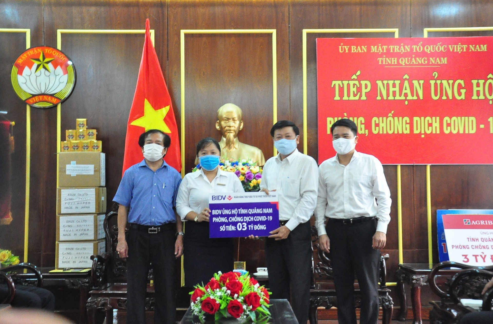 Đại diện Ngân hàng BIDV chi nhánh Quảng Nam trao biểu trưng hỗ trợ 3 tỷ đồng. Ảnh: VINH ANH