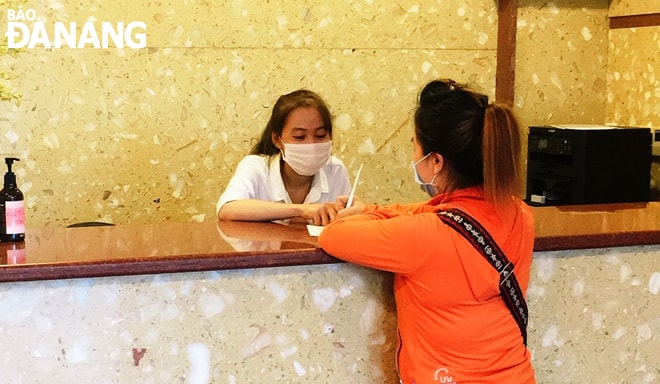 Các khách sạn cho khách lưu trú trở lại đều hỗ trợ nhiệt tình để khách yên tâm trong thời gian thực hiện giãn cách xã hội. Ảnh: NHẬT HẠ