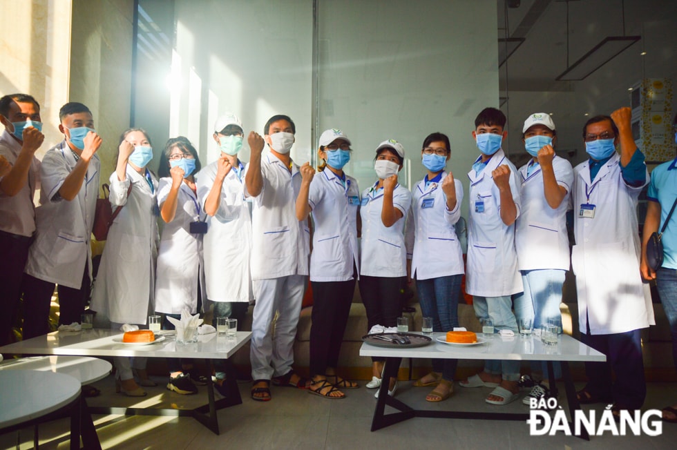 Đoàn công tác tỉnh Bình Định thể hiện quyết tâm trước khi bước vào công tác hỗ trợ Đà Nẵng chống dịch.