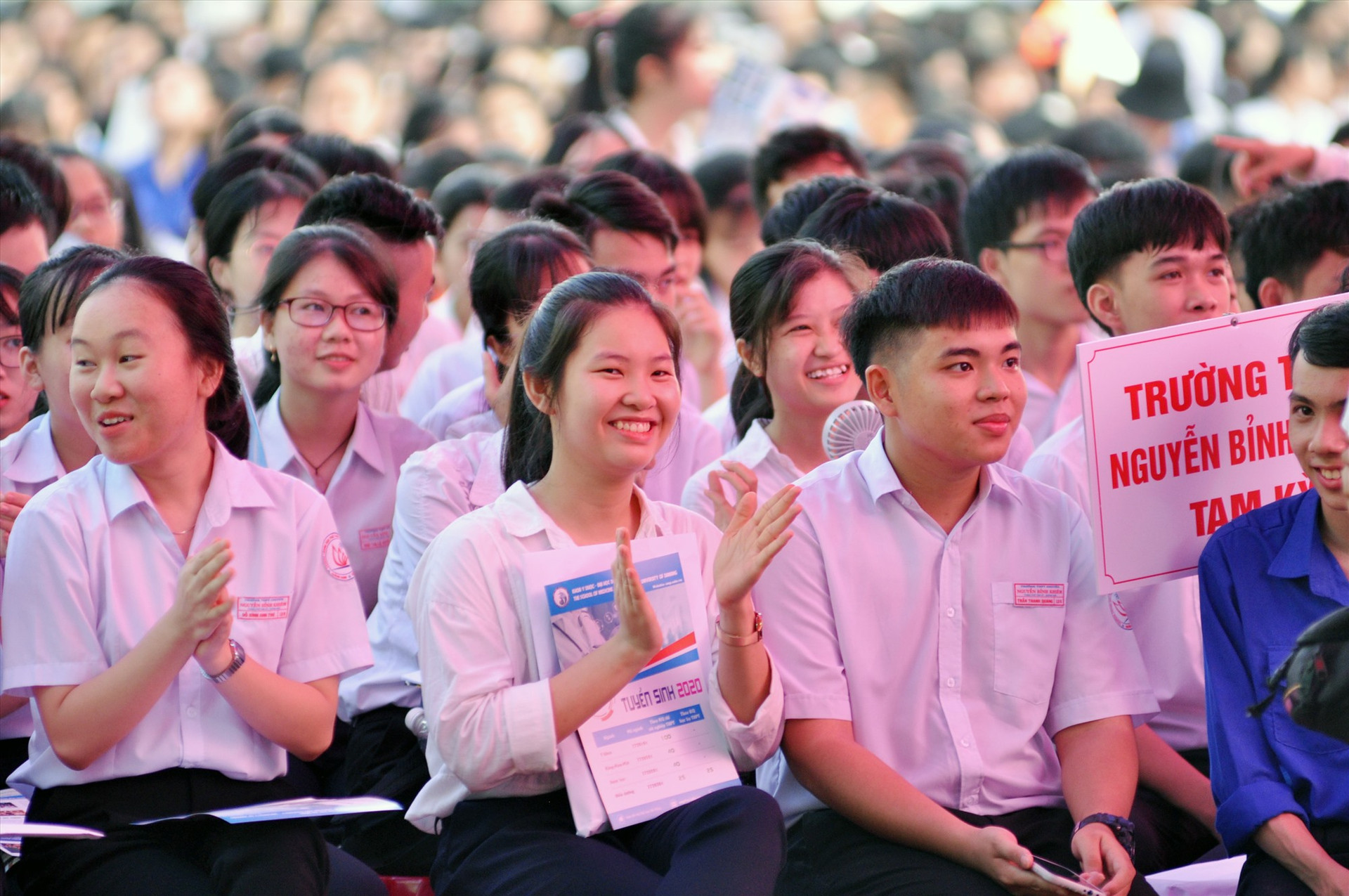 Học sinh Quảng Nam tham gia chương trình tư vấn tuyển sinh đại học năm 2020 do Báo Tuổi Trẻ tổ chức tại Trường THPT chuyên Nguyễn Bỉnh Khiêm. Ảnh: X.P