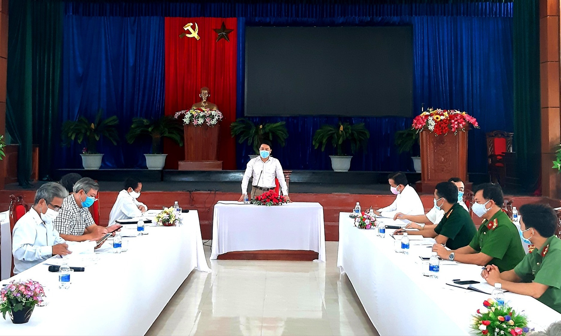 Phó Chủ tịch UBND tỉnh Trần Văn Tân phát biểu chỉ đạo tại cuộc làm việc với lãnh đạo huyện Quế Sơn vào sáng nay 6.8. Ảnh: V.S