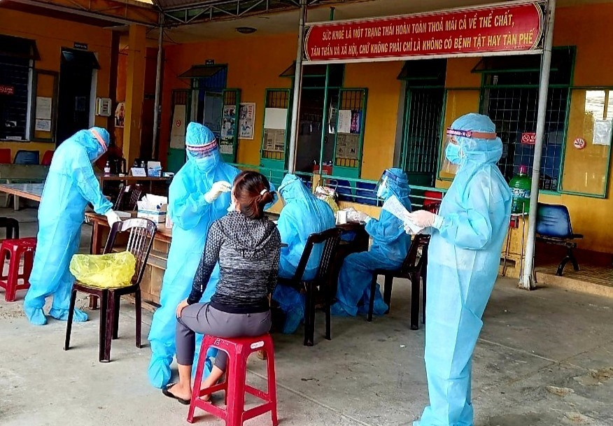 Trung tâm Kiểm soát bệnh tật Quảng Nam hỗ trợ Quế Sơn lấy mẫu xét nghiệm tại cộng đồng. Ảnh: V.S