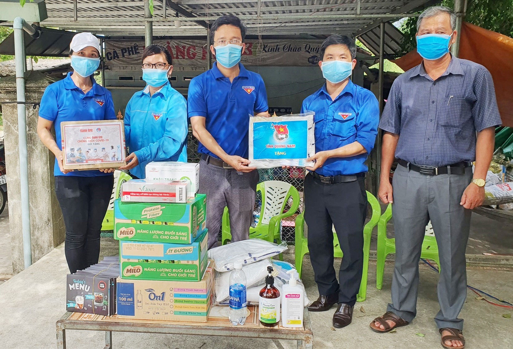 Những vật phẩm y tế được Tỉnh đoàn trao tận tay các thanh niên tình nguyện tham gia phòng chống dịch tại chốt kiểm soát xã Quế An, huyện Quế Sơn.