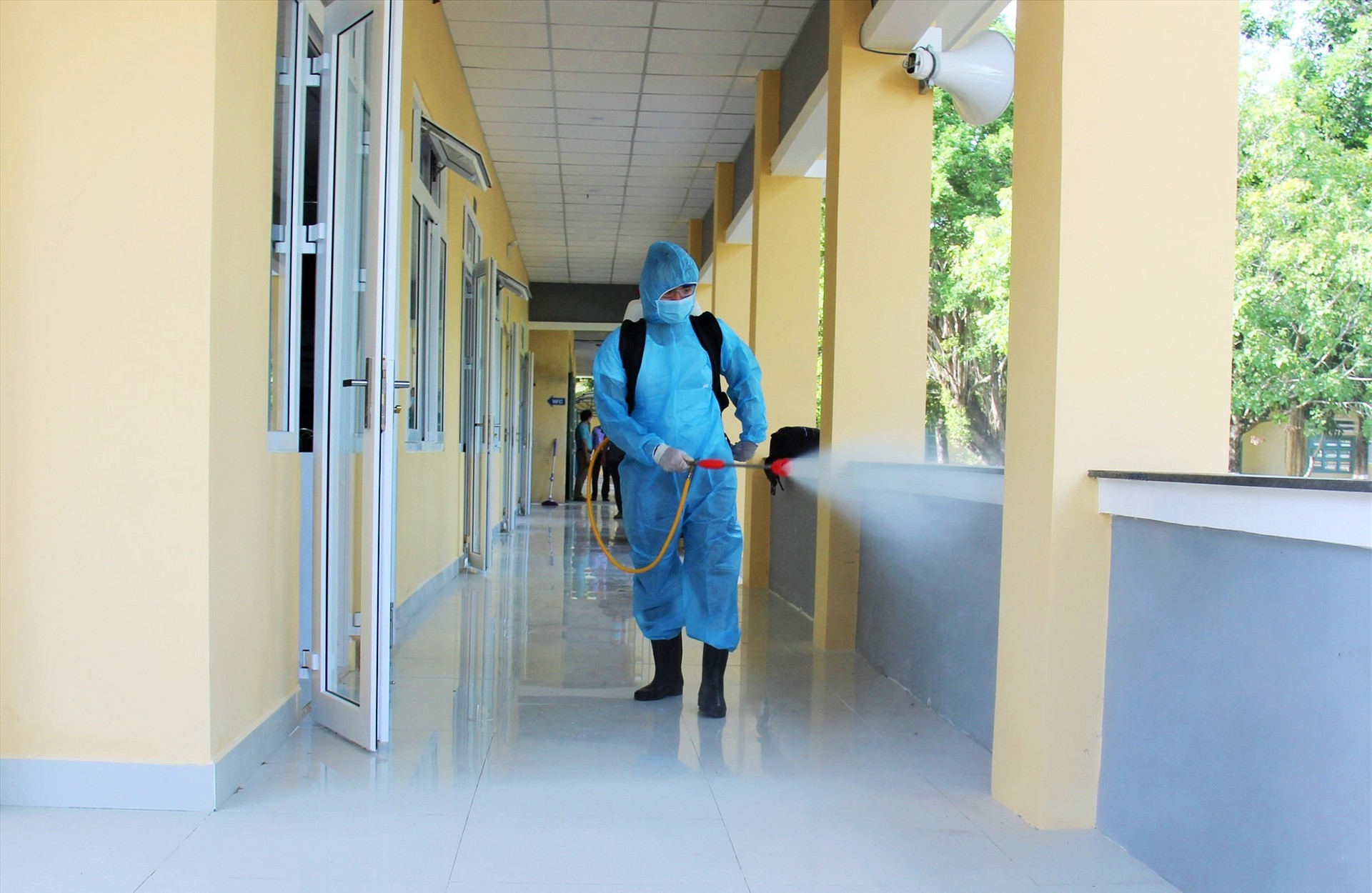 Phun hóa chất khử khuẩn tại điểm thi tốt nghiệp THPT năm 2020 trên địa bàn Phú Ninh. Ảnh: THANH THẮNG