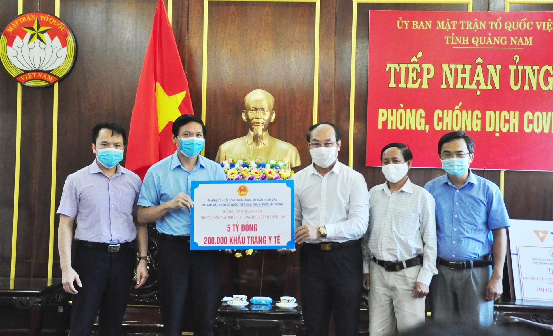 TP.Hải Phòng trao tặng 5 tỷ đồng cùng 200 nghìn khẩu trang y tế cho Quảng Nam phòng chống dịch. Ảnh: VINH ANH