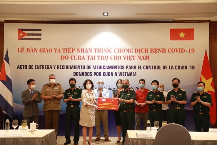 Handover ceremony and reception of medicine from Cuba to fight Covid-19 in Vietnam. Photo:the Ministry of National Defense.