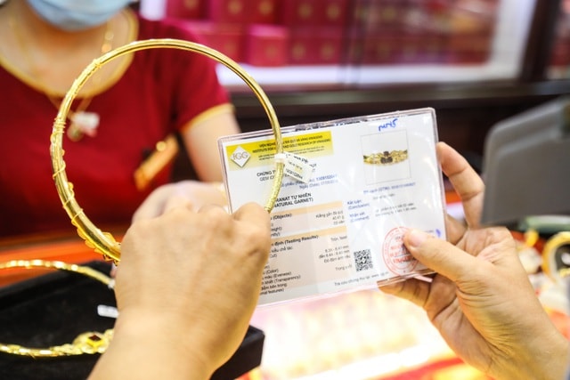 Giá vàng lên đỉnh 62 triệu đồng/lượng, dân bán vàng tiếc nuối do đã chốt lời 