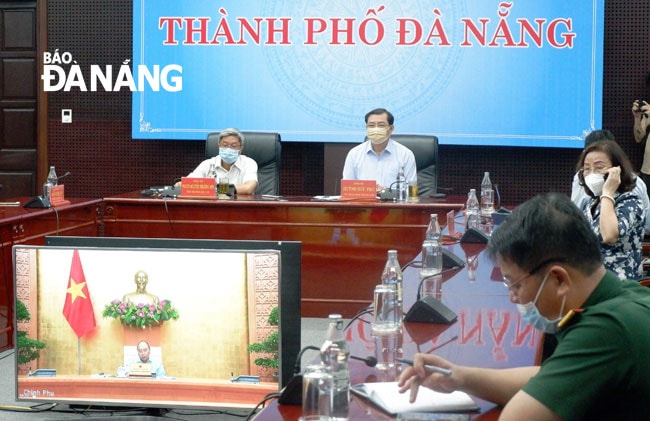 Lãnh đạo thành phố và Bộ Y tế chủ trì tại điểm cầu Đà Nẵng. Ảnh: PHAN CHUNG