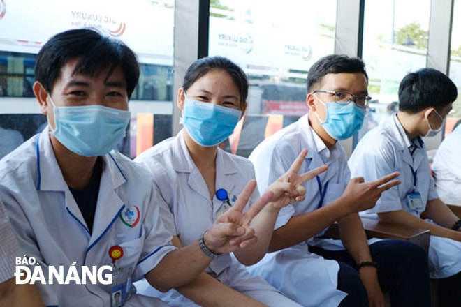 Đoàn y, bác sĩ tỉnh Bình Định có mặt tại Đà Nẵng để hỗ trợ cùng ngành y thành phố phòng, chống Covid-19. Ảnh: N.P