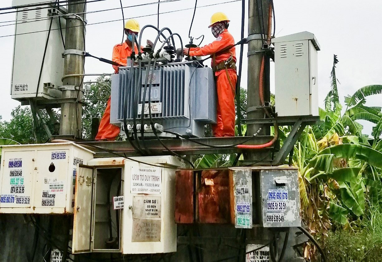 PC Quảng Nam tăng cường công tác kiểm tra, sửa chữa nóng lưới điện trong mùa dịch. Ảnh: C.P