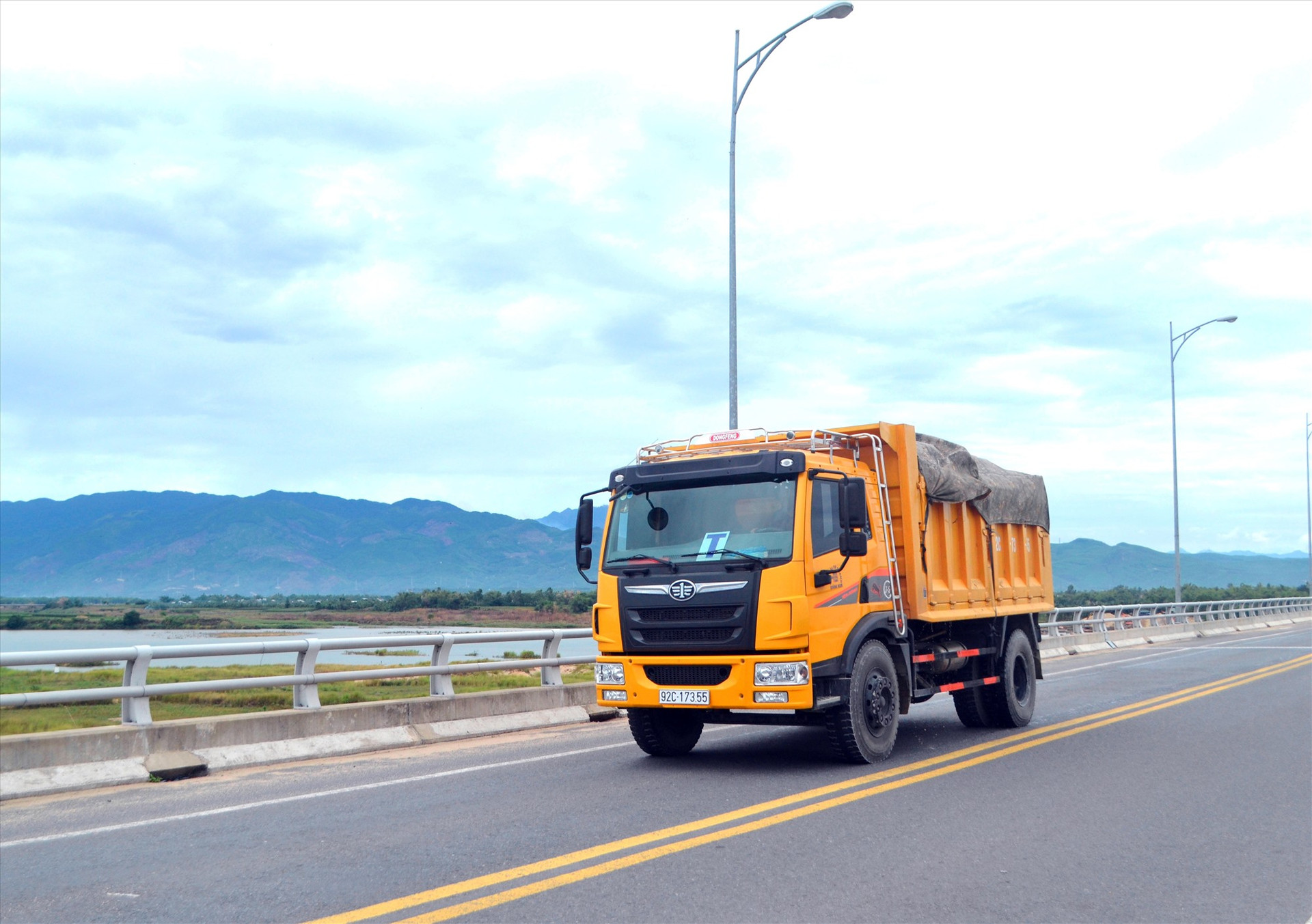 Xe chở nguyên vật liệu được lưu thông trong đợt giãn cách xã hội tại 6 địa phương phía bắc của tỉnh. Ảnh: K.K