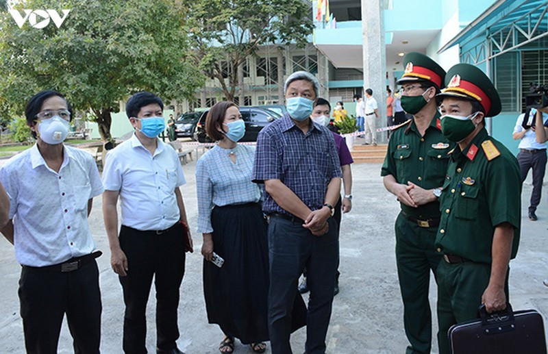 Thứ Trưởng Bộ Y tế Nguyễn Trường Sơn kiểm tra và chỉ đạo công tác bàn giao tiếp nhận dụng cụ y tế tại Kho tiền phương Bộ tại Đà Nẵng.