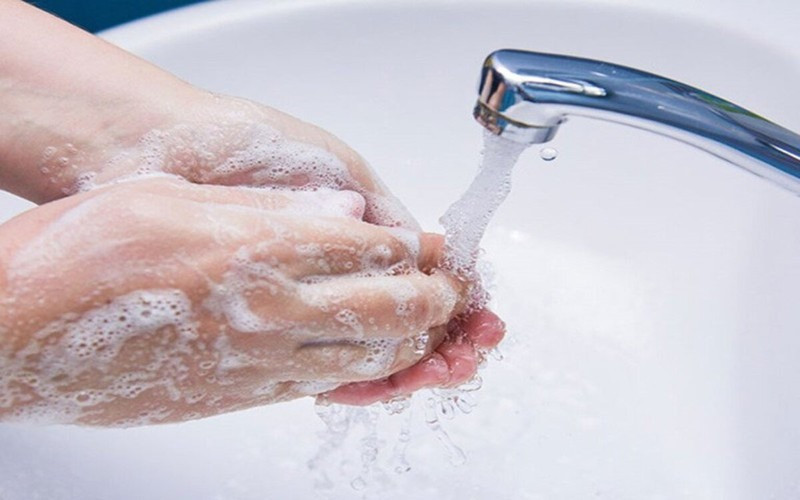 Thường xuyên rửa tay đúng cách bằng xà phòng dưới vòi nước sạch, hoặc bằng dung dịch sát khuẩn có cồn (ít nhất 60% cồn).