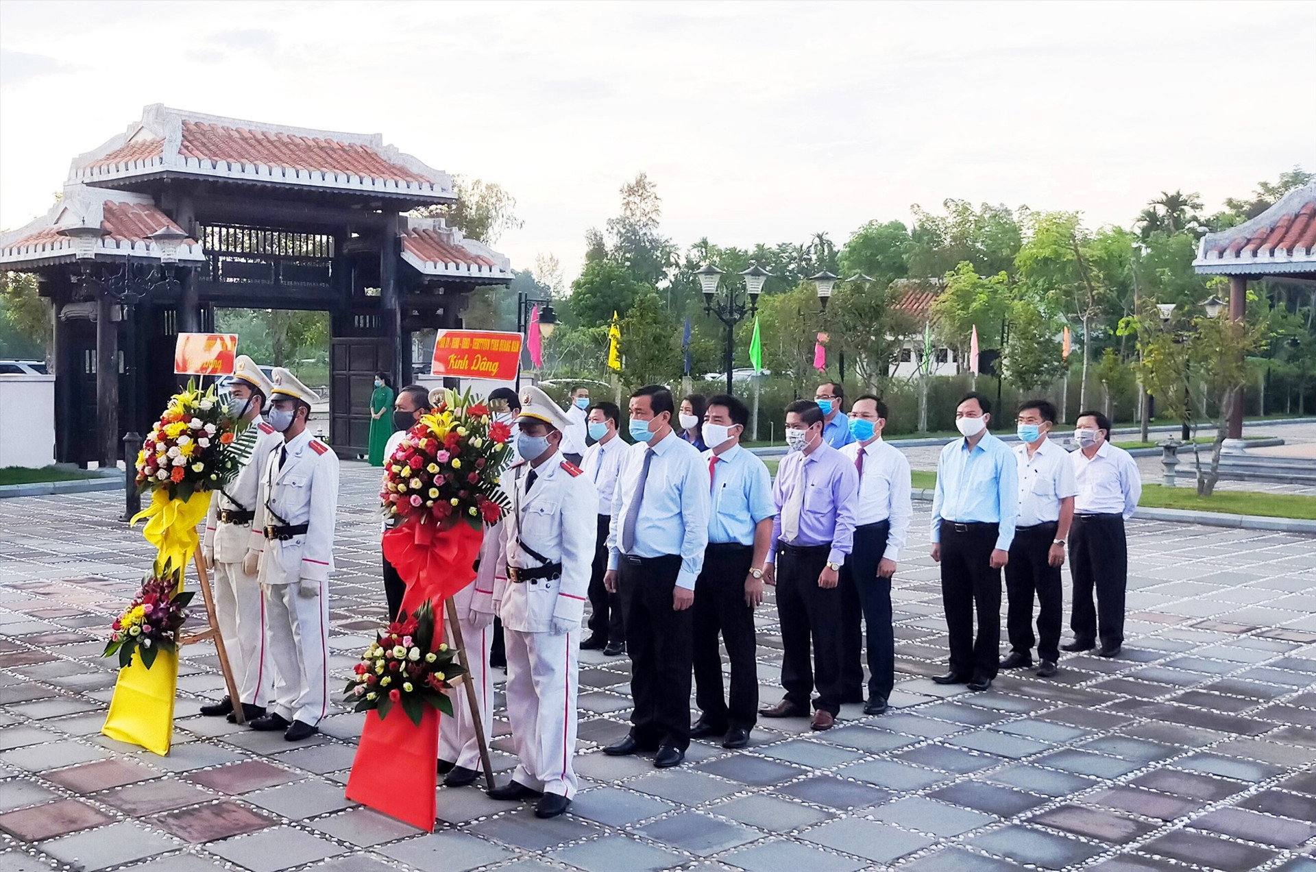 Các đồng chí lãnh đạo tỉnh dâng hoa, viếng hương kỷ niệm 108 năm ngày sinh đồng chí Võ Chí Công.