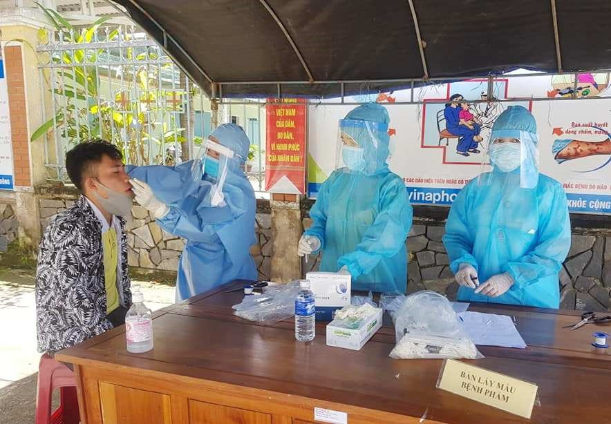 Trung tâm Y tế huyện Tây Giang tổ chức lấy mẫu bệnh phẩm cho tất cả công dân về từ Đà Nẵng sau ngày 18.7.