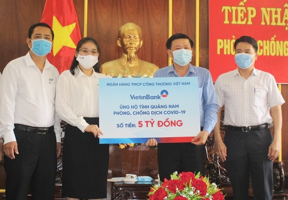 gân hàng TPCP Công thương Việt Nam ủng hộ 5 tỷ đồng giúp Quảng Nam phòng chống dịch bệnh Covid-19. Ảnh: VINH ANH