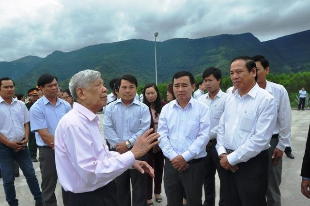 Đồng chí Lê Khả Phiêu nói chuyện truyền thống với đội ngũ cán bộ chủ chốt của huyện Đại Lộc và xã Đại Quang. Ảnh: NGUYÊN ĐOAN