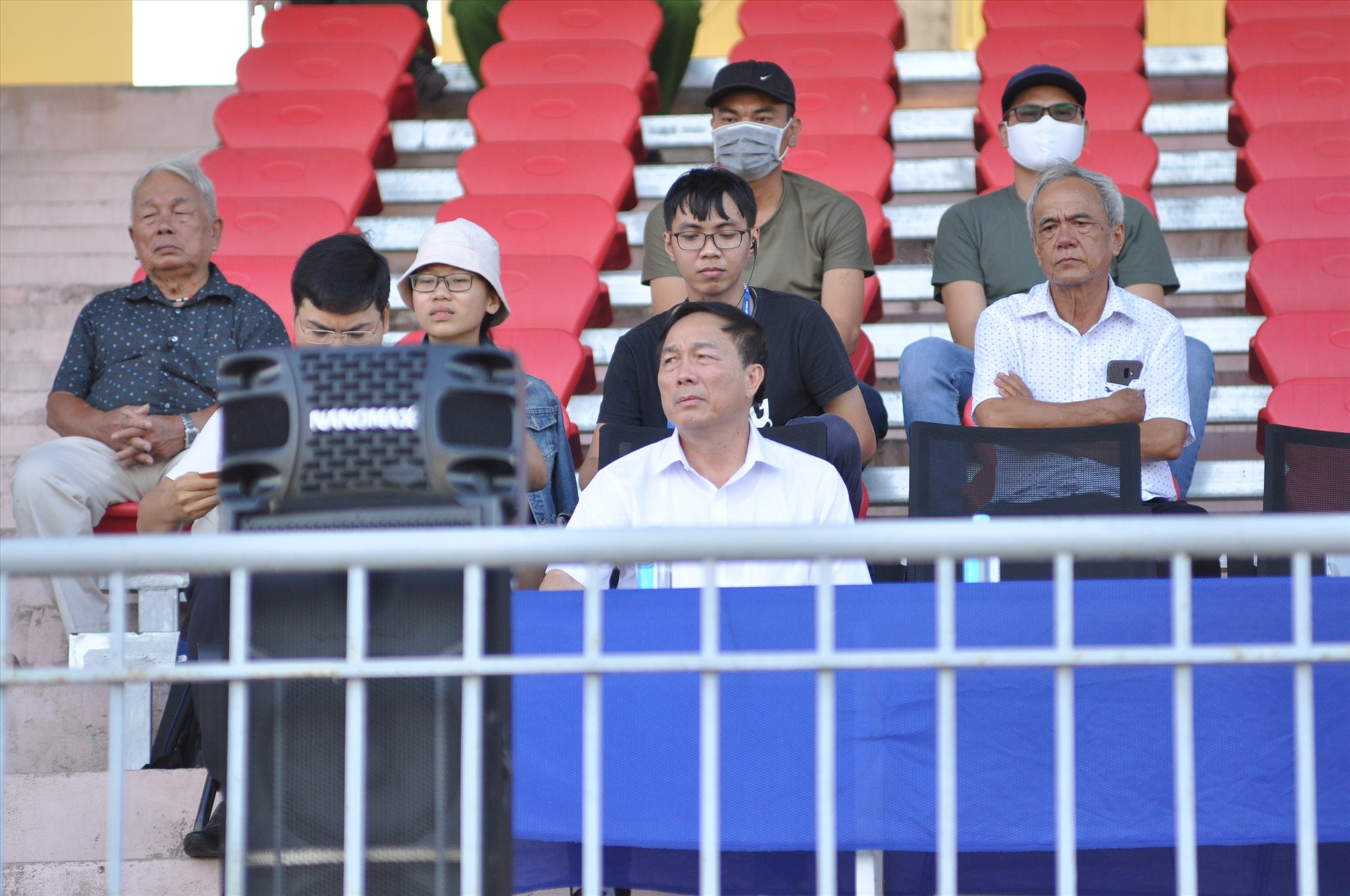 Bầu Đệ (áo trắng ngồi giữa) trên sân Tam Kỳ trong trận Thanh Hóa làm khách Quảng Nam hồi đầu mùa giải 2020.Ảnh: A.N
