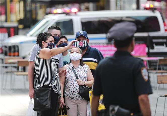 Người dân đeo khẩu trang phòng lây nhiễm COVID-19 tại New York, Mỹ, ngày 23/7/2020. Ảnh: THX/TTXVN